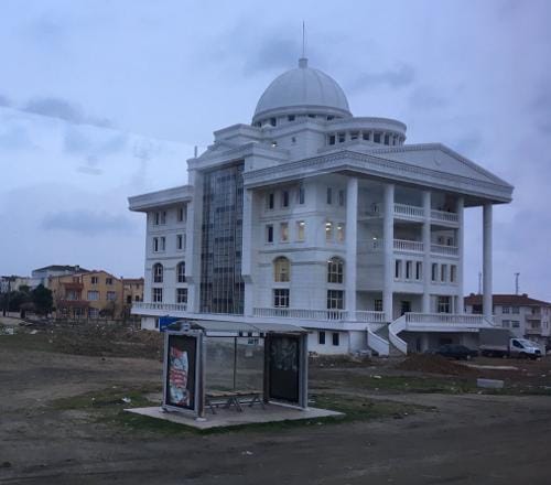 Sosyal medya 11 milyon liralık ‘ortaya karışık’ binasını konuşuyor… Belediyeden açıklama geldi