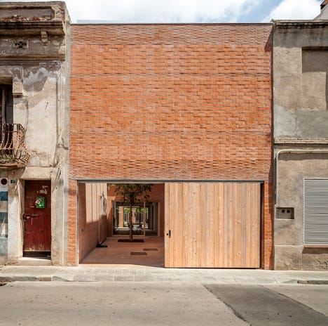 İKİ İSPANYOL EVİNİN ARASINDAKİ AVLU
