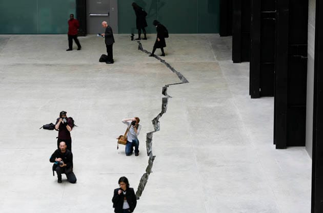 Tate’in göbeğinde dev bir çatlak!
