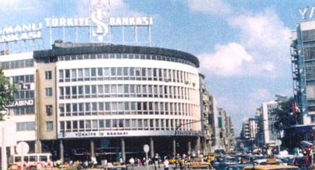 1999 depreminden önce hizmet veren, deprem sonrası zarar gören bina