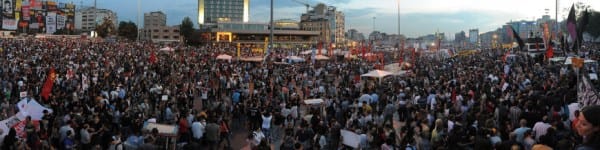 İstanbul Taksim Meydanında  protestolar yükseliyor.