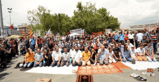gezi_parkinda_cuma_namazi_eylemciler_namaz_kilanlari_korudu_h15067