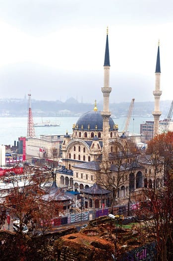 GÜZELİM CAMİNİN YANINDA BİR GARİP BİNA
