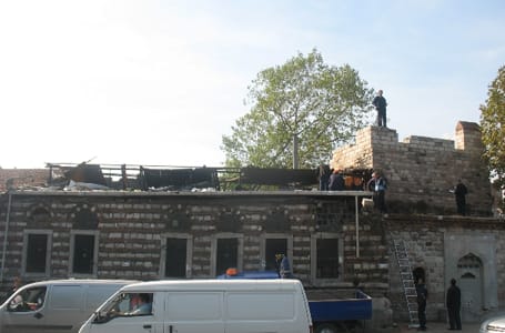 Tarihi surların üstüne yapılan kafe yıkıldı