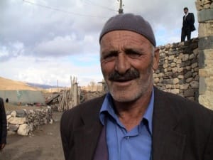 Depremzedeler konutlarını bekliyor