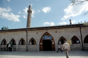 ‘Eğik minareli cami’ 810 yıldır dimdik ayakta