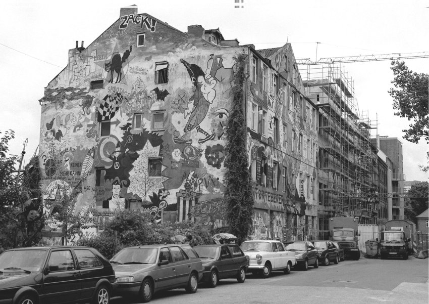 hafenstrassesquattingfirstsquattedin198112-brightlypaintedbuildingscooperativ.jpg