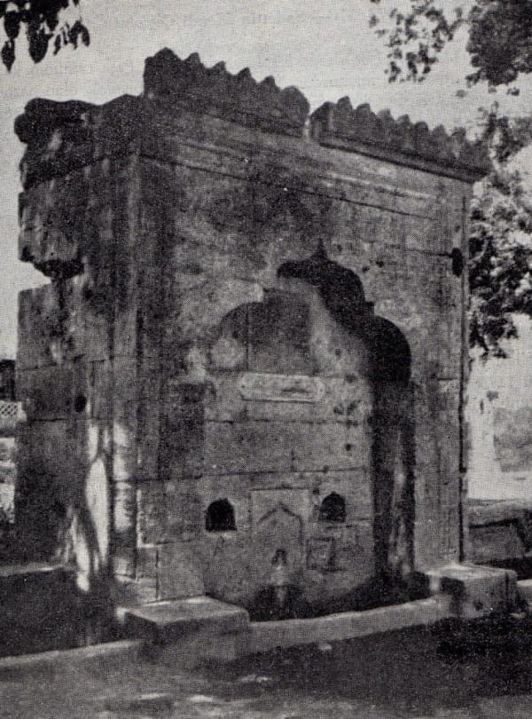 Kırgın Ve Mahzun Ayrılıkçeşmesi / Arif Atılgan