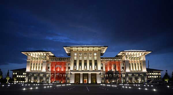Çadırda ironi / Mehveş Evin